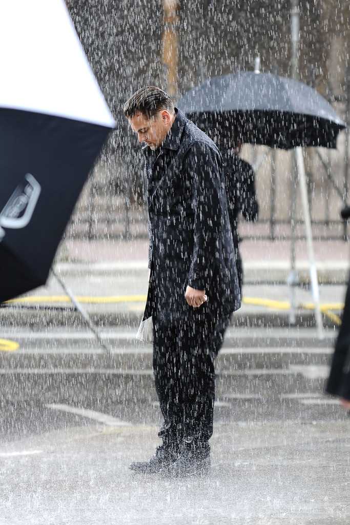 Дождь без перерыва. Человек под дождем. Под дождем без зонта. Ливень. Мужчина под дождем.