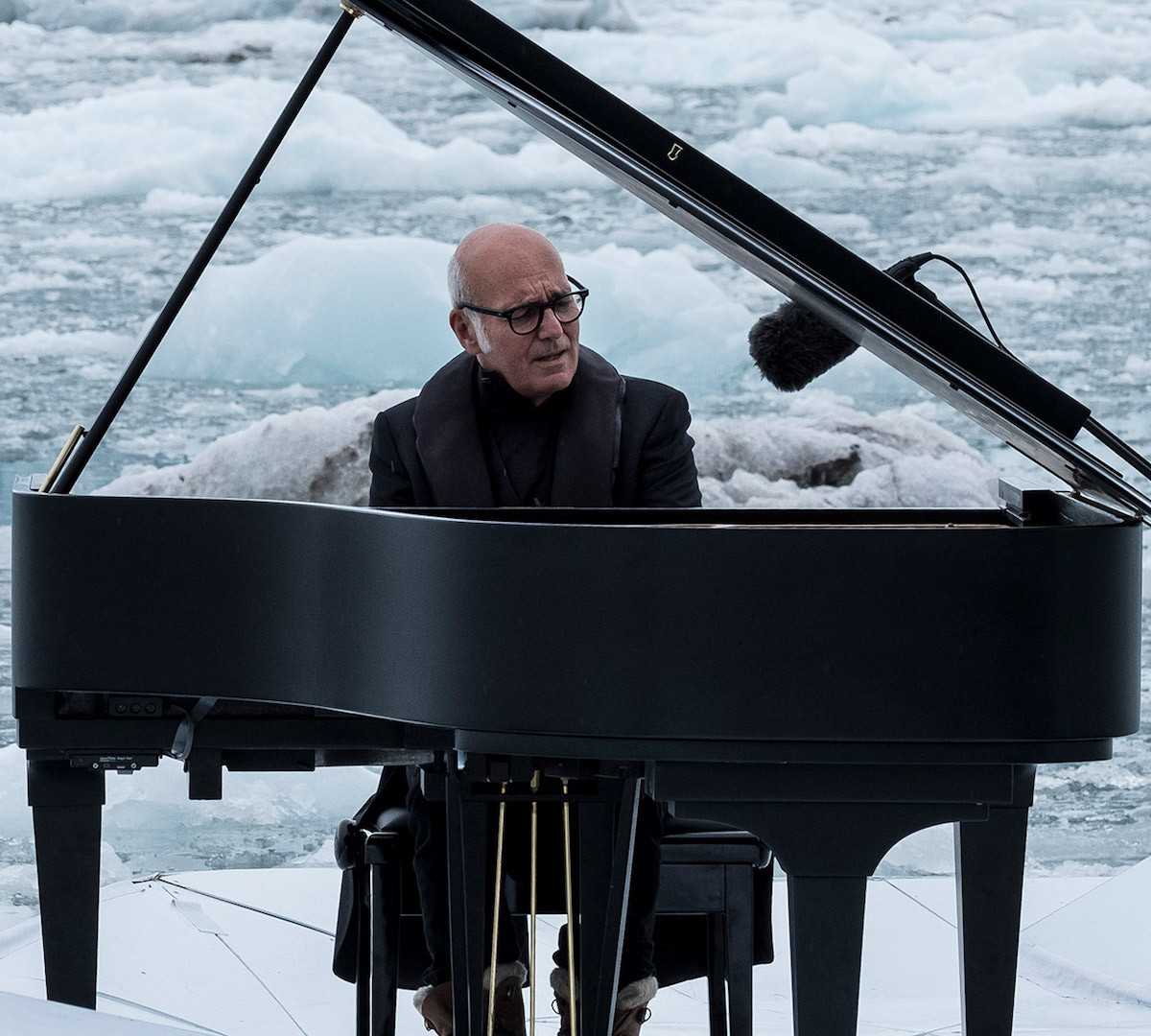Итальянский композитор Людовико Эйнауди исполняет на рояле в Арктике Арктическую элегию, а ледник у него за спиной тает прямо на глазах