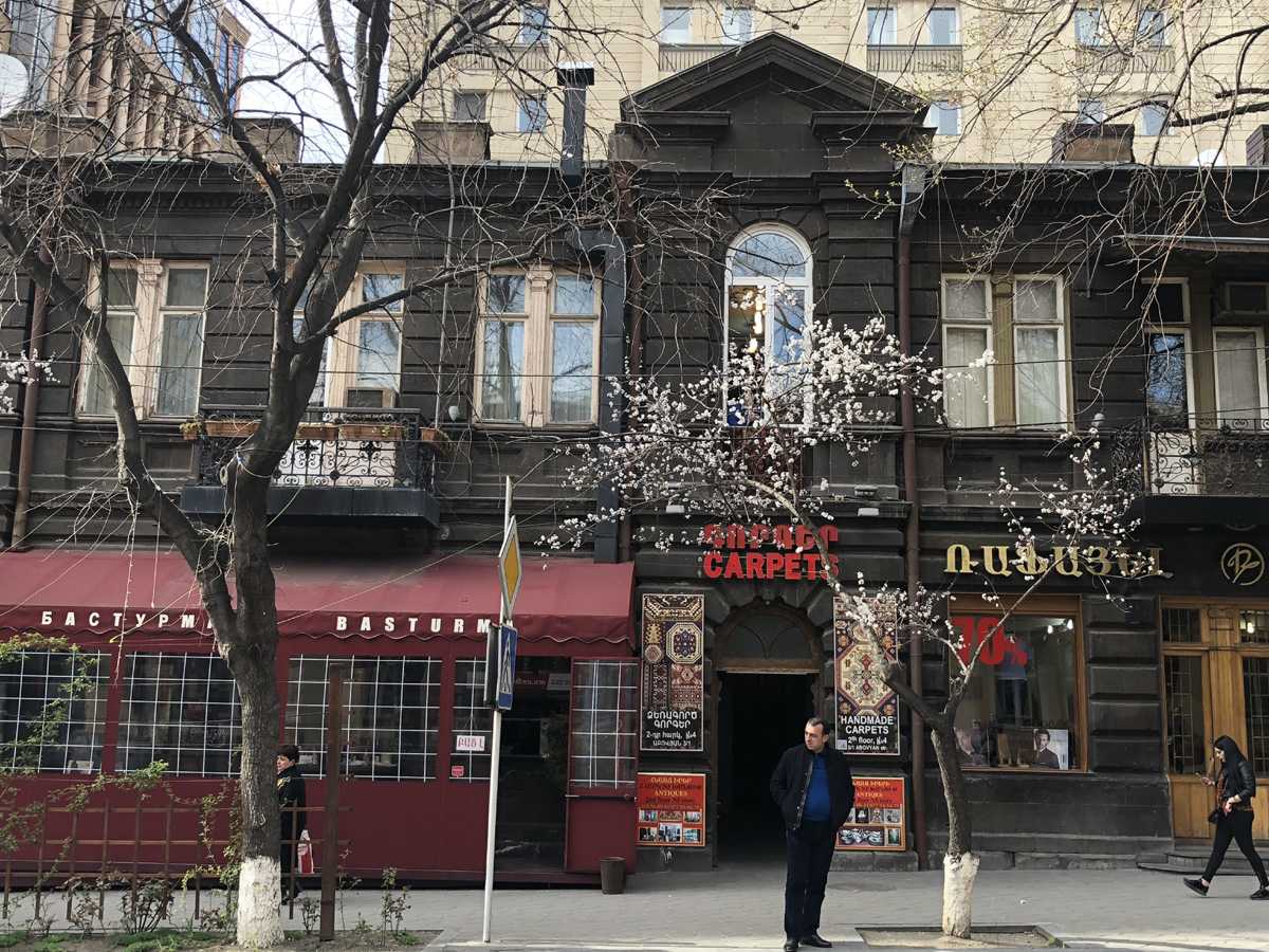 Армянское вино, сыры и выпечка, ножка бедного ягненка, тапас и азиатская лапша, безупречные бургеры и здоровая еда – где поесть и выпить в Ереване, рассказал ресторатор и бизнесмен Ваге Балулян