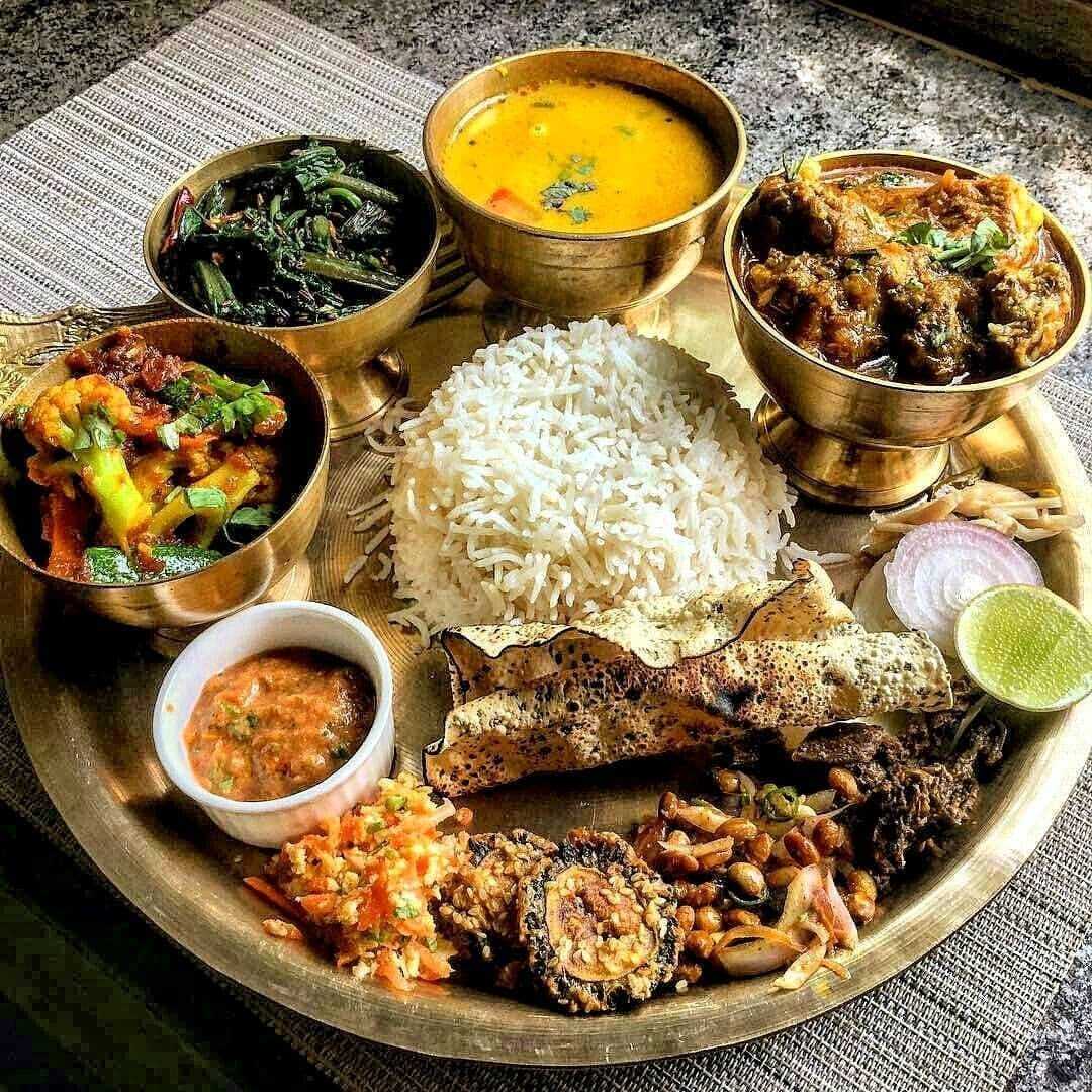 Национальная кухня примеры. Индийская кухня тхали. Индийское блюдо алу Патры. Национальная кухня Индии масала ДОСА. Тхали ресторан индийской кухни.