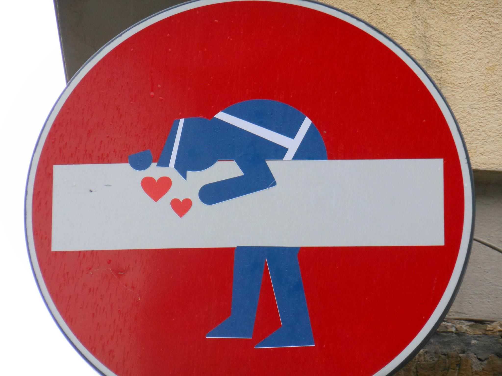 Стрит-арт-художник Клет Абрахам меняет дорожные знаки во Флоренции и по всей Италии