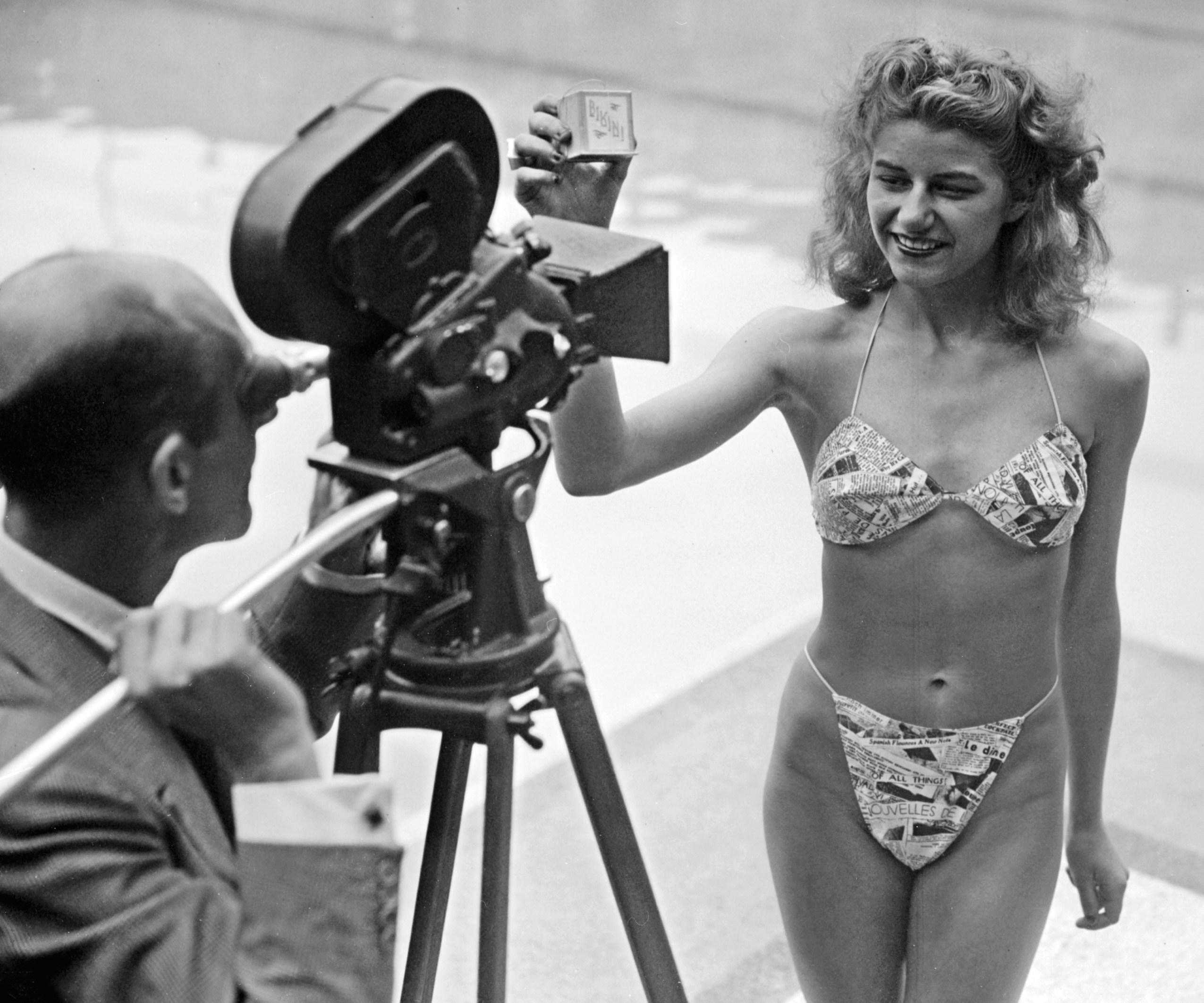 В 1946 году бикини впервые были представлены публике, а в 1956-м благодаря Брижит Бардо стали по-настоящему популярными Эволюцию бикини лучше всего наблюдать на пляжных фотографиях с моделями и знаменитостями
