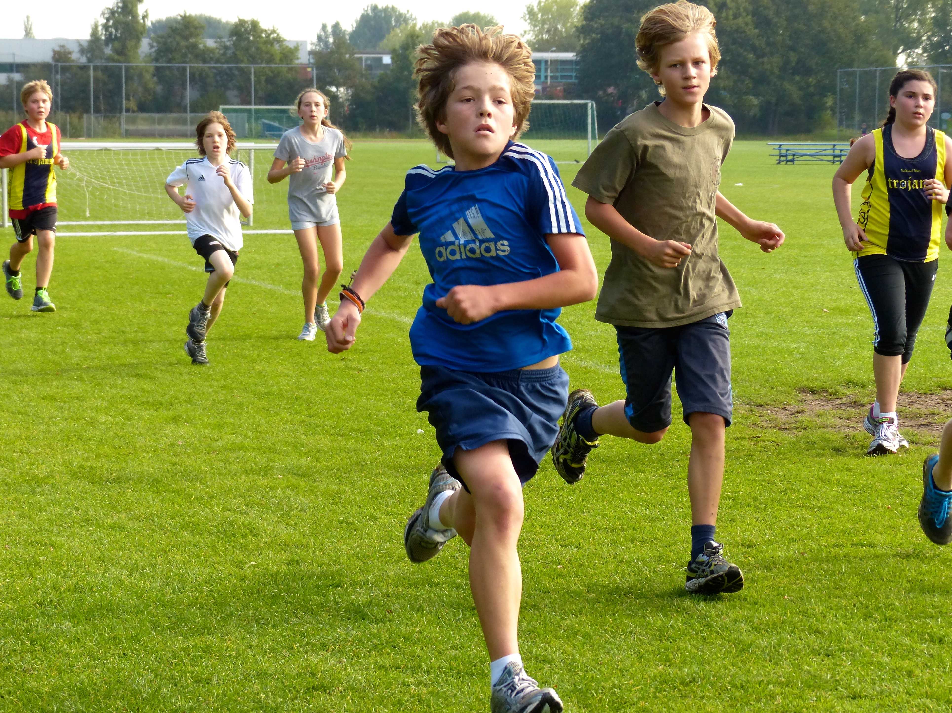 Do a team sport. Спортивные дети. Дети бегут. Футбол дети. Дети спорт бег.