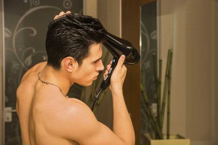Как укладывать волосы мужчинам: воском, феном, и как правильно зачесать на бок и назад, чем лучше обработать средние, длинные, жесткие пряди в домашних условиях?