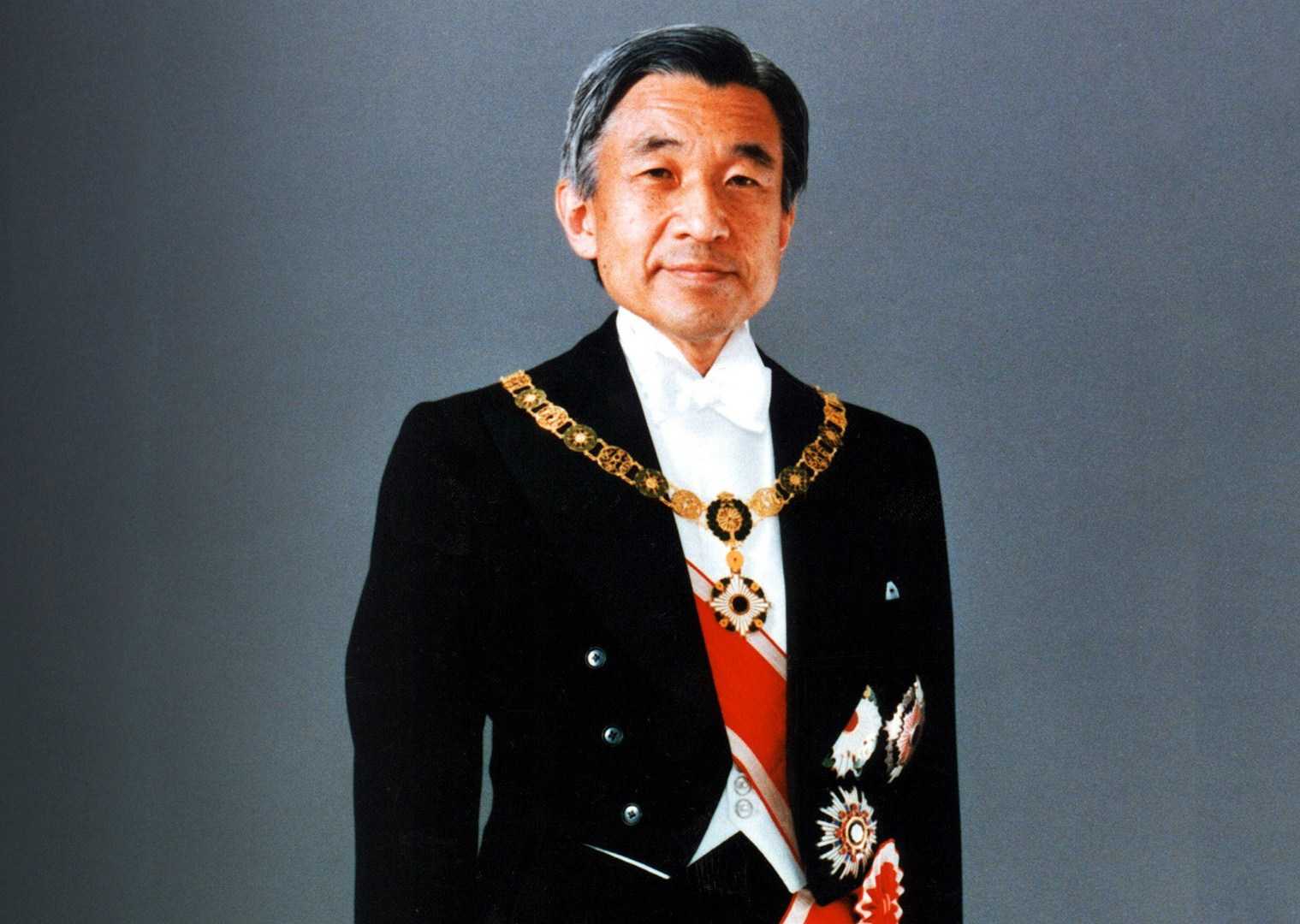 Японский император впервые за 200 лет добровольно отрекся от престола. почему? кто теперь займет трон?