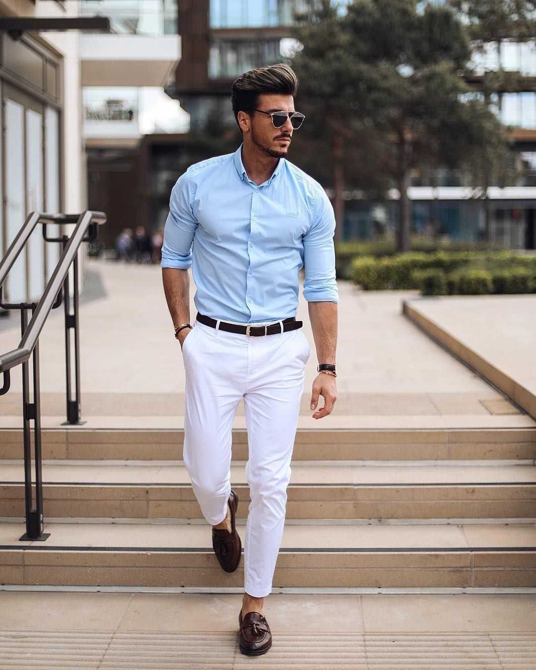 Белые брюки с голубой рубашкой