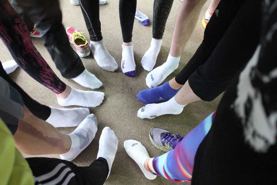 Почему пахнут носки. Ноги в носках. Грязные белые носки. Носки для школы. Ноги в носках школьников.