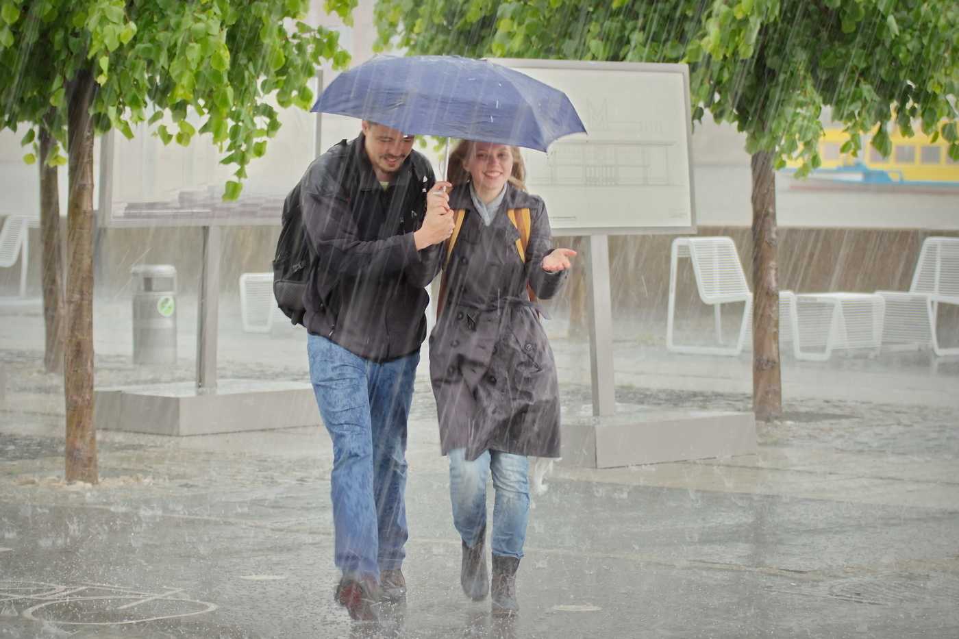 Люди на улице под дождем
