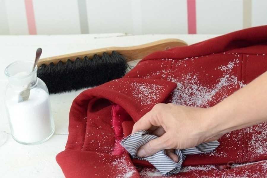 Почистить шерстяное пальто в домашних