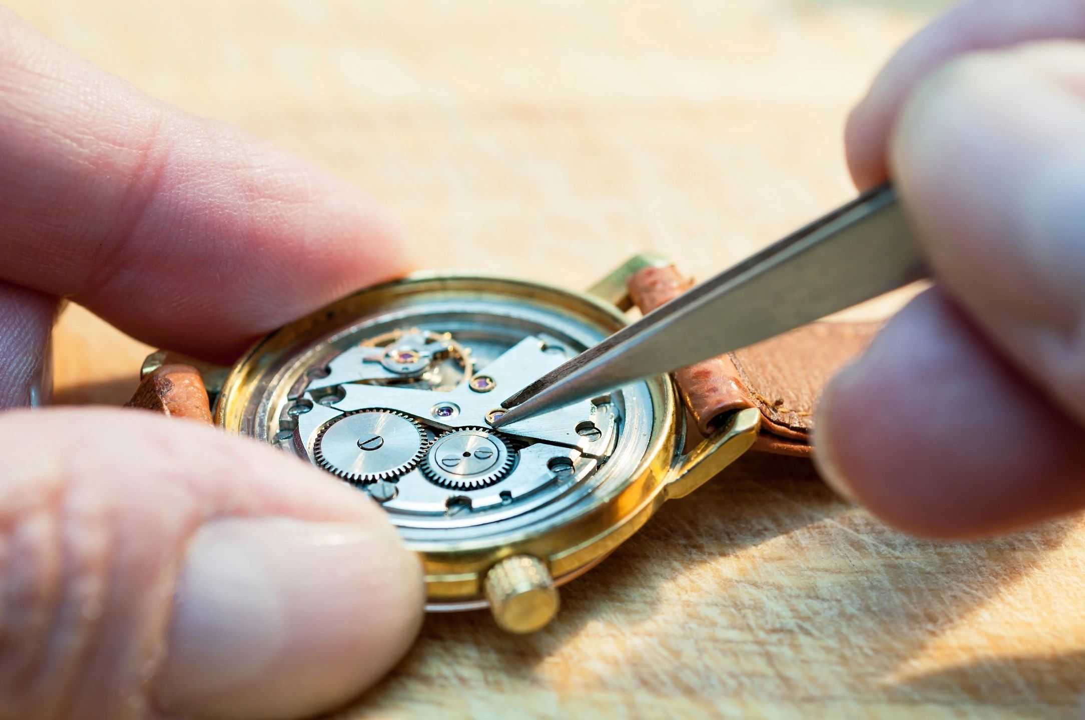 Фирма занимается ремонтом часов приобретение комплектующих. Батарейка в часы наручные. Часы и Часовщик. Ремонтирует часы. Чинит часы.