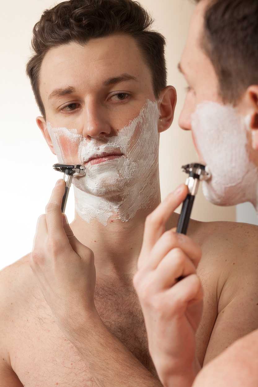 Сделать брит. Бритья для мужчин. Бритье т образным станком. Комфортное бритье. Техника бритья т образной бритвой.