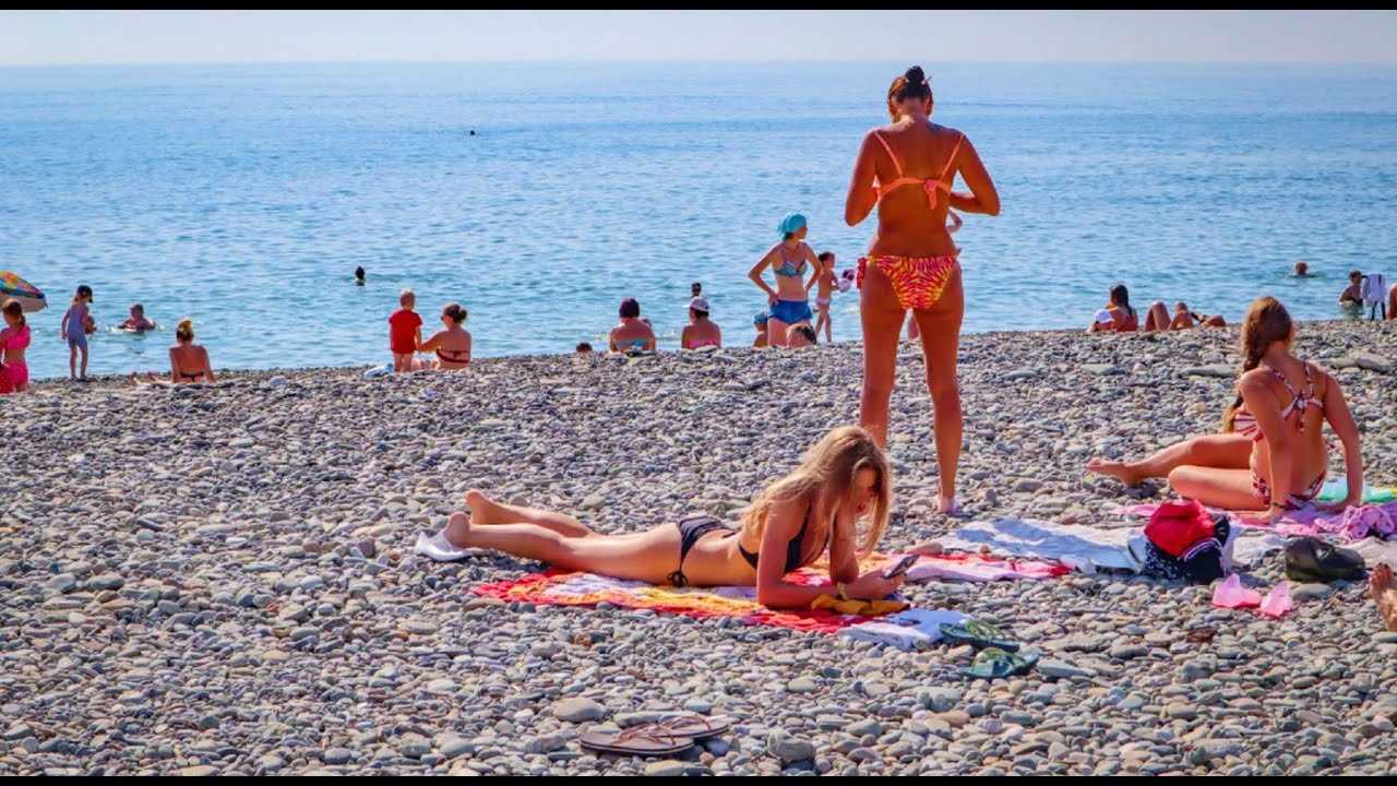 Стоит ли ехать отдыхать в 2024 году. Сочи пляж. Люди на пляже Сочи. Отдыхающие на пляже в Сочи. Девушки на пляже в Сочи.